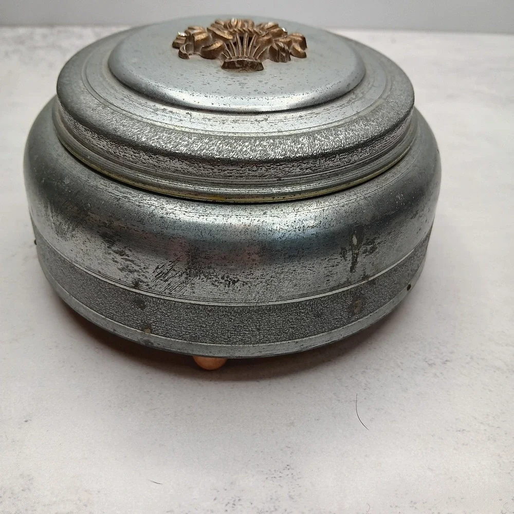 VTG Aluminum Musical Powder Puff Vanity Box 1930-1950s Art Deco Nostalgic TESTED